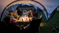 Abendliches Treffen in der Partyhöhle 2