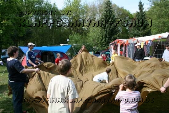 Die Kiddys hatten viel Spaß mit dem Fallschirm.