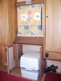 Porta Potti gut versteckt.