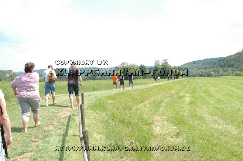 Nahe am Sommer 2010 - Barfusspfad Bad Sobernheim - Die Gruppe zieht sich