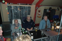 Grüppchen unter Sonnensegeln 8