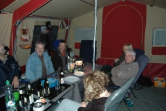 Grüppchen unter Sonnensegeln 9