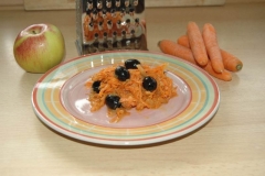 Apfel-Karotten-Salat mit schwarzen Oliven