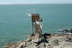 Fischerhütte auf Pfählen mit Senknetz an der Gironde-Mündung