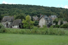 Dorf mit Fachwerkhäusern an der Seine - Normandie