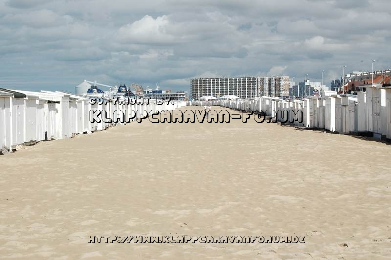 Strandhütten der zweiten Reihe am Strand von Calais