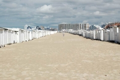 Strandhütten der zweiten Reihe am Strand von Calais