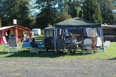 Oktoberfest - Das Camp - Grüppchen im Schatten