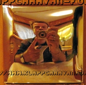 Mein offizielles Caravan-Salon-2006-Bild - Spiegelung auf einer goldenen Steckdosenabdeckung