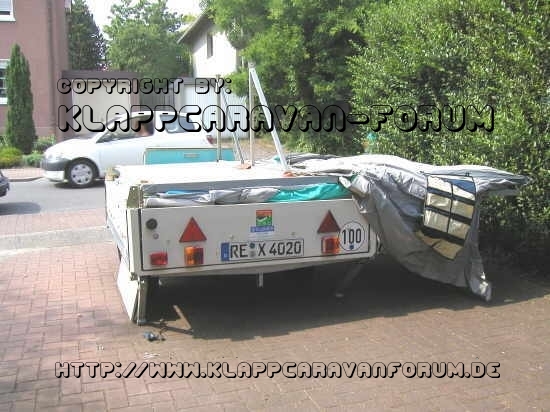 rechte Seite aufgeklappt - Stützen für die linke Bettplatte aufgestellt